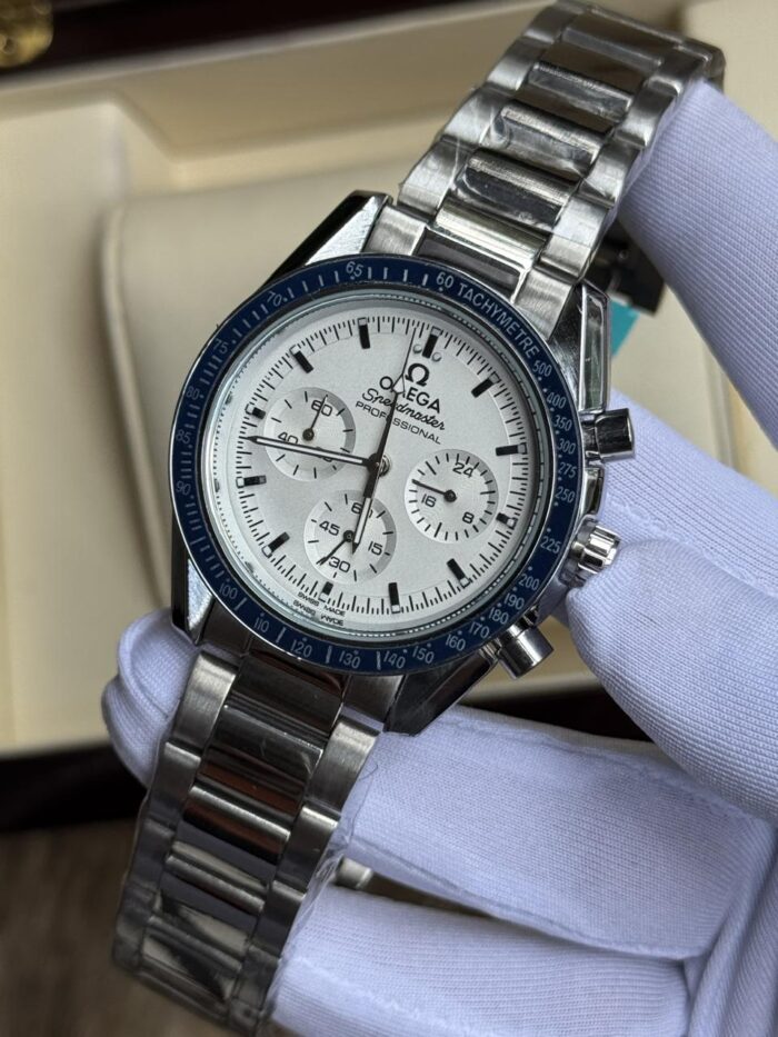 WATCH 030 - Image 1