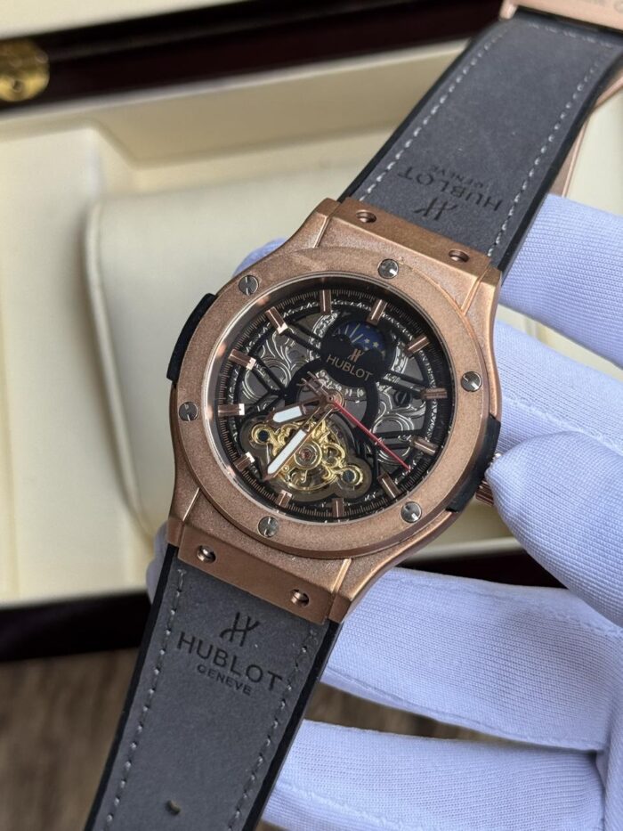 WATCH 032 - Image 1
