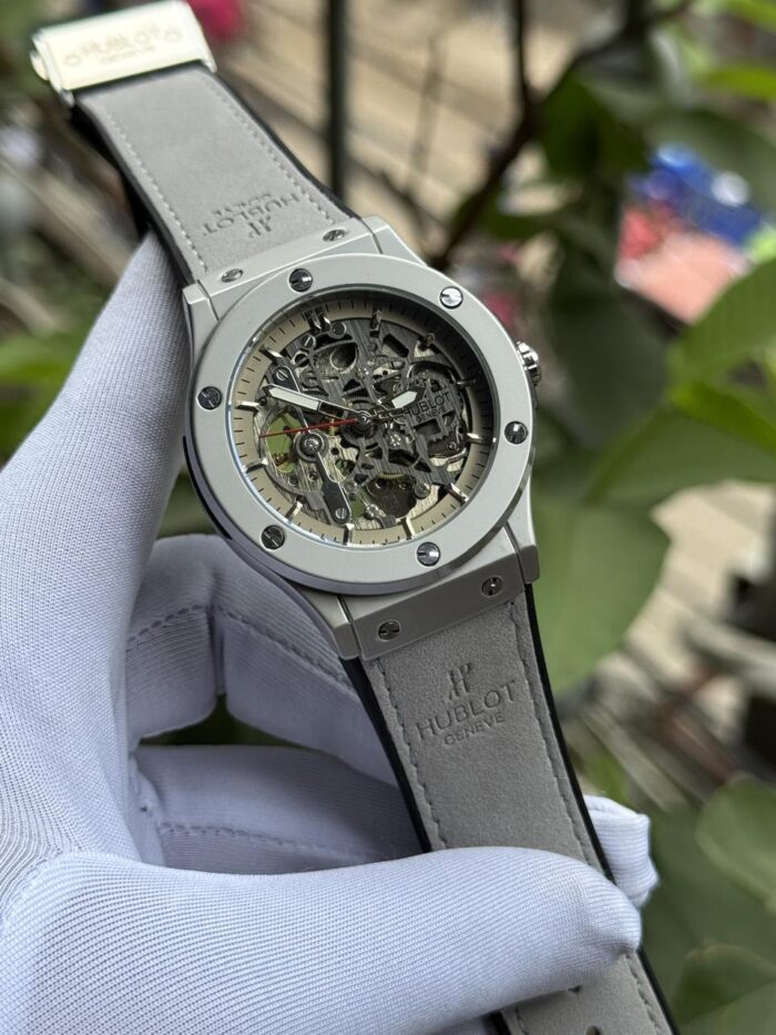WATCH 042 - Image 3