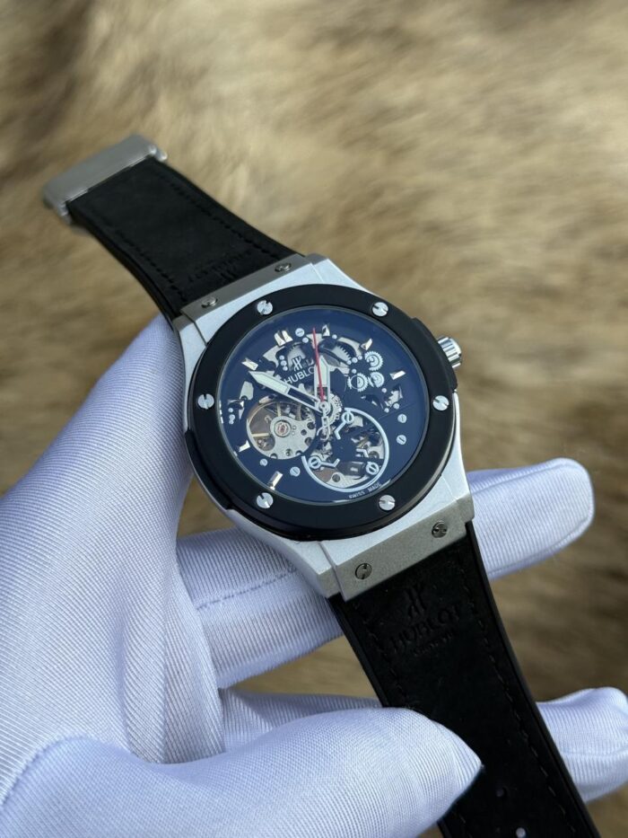 WATCH 043 - Image 1