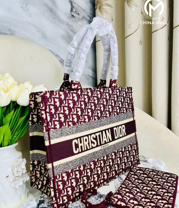 CHRISTIAN DIOR