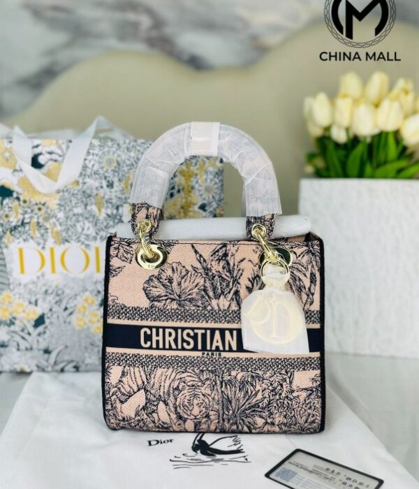 CHRISTIAN DIOR